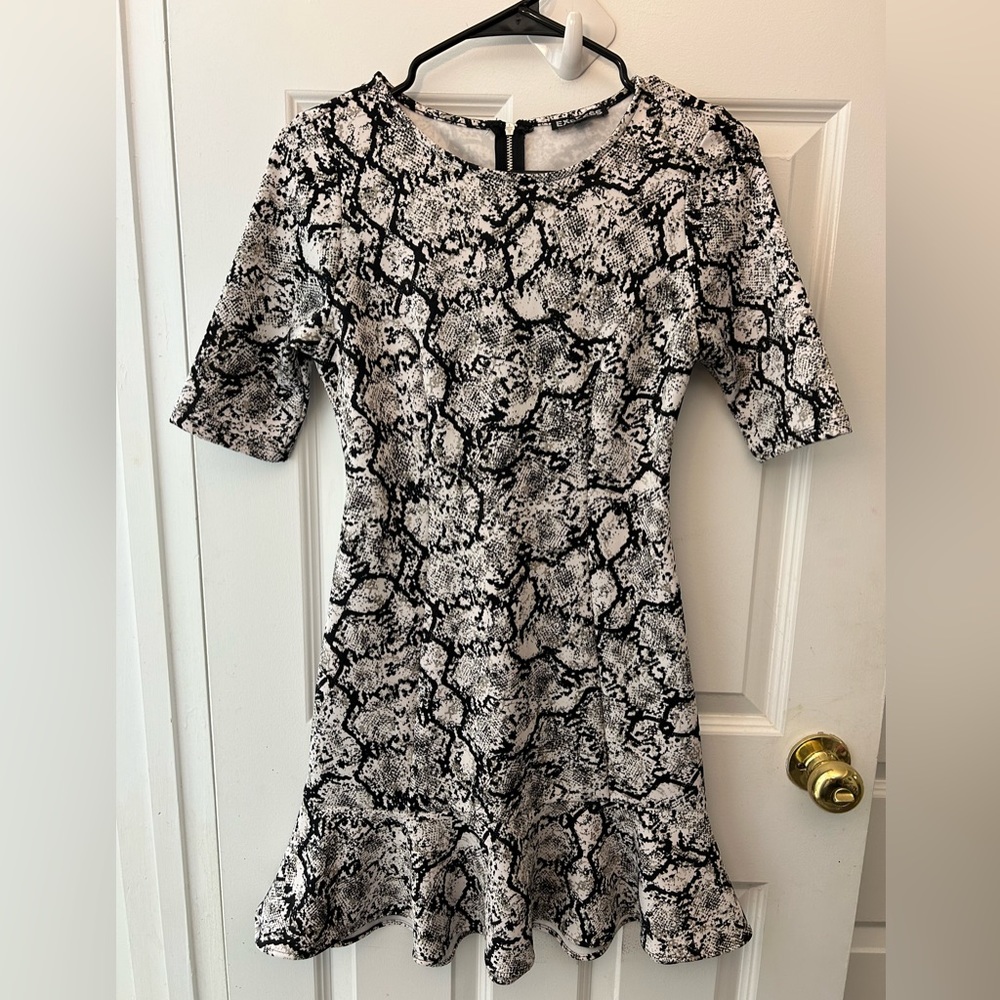 EXPRESS GORGEOUS Black White Snake Print Ruffles Bottom Mini Dress Size 2